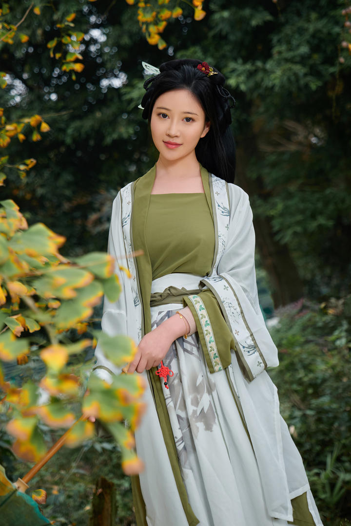 鞋履大牌加码丑鞋经济